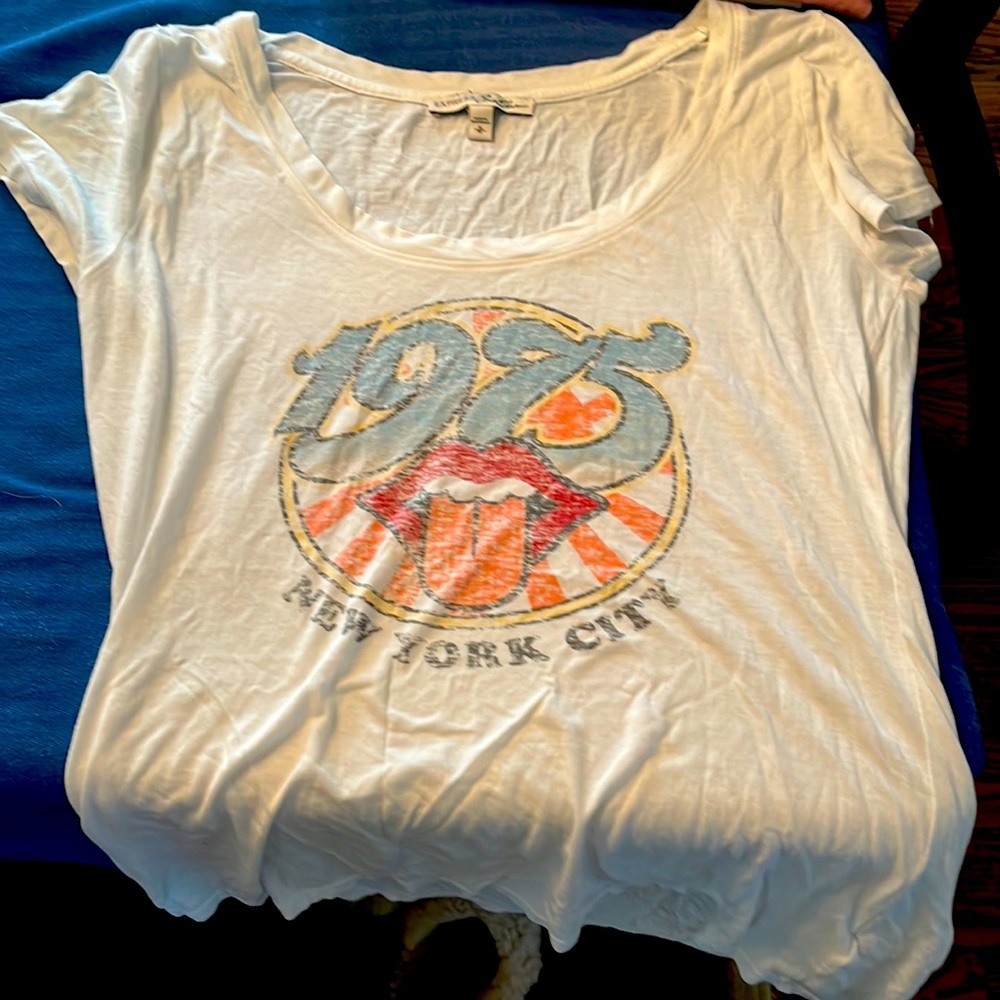 Super cute T with NYC and rolling stone vibes